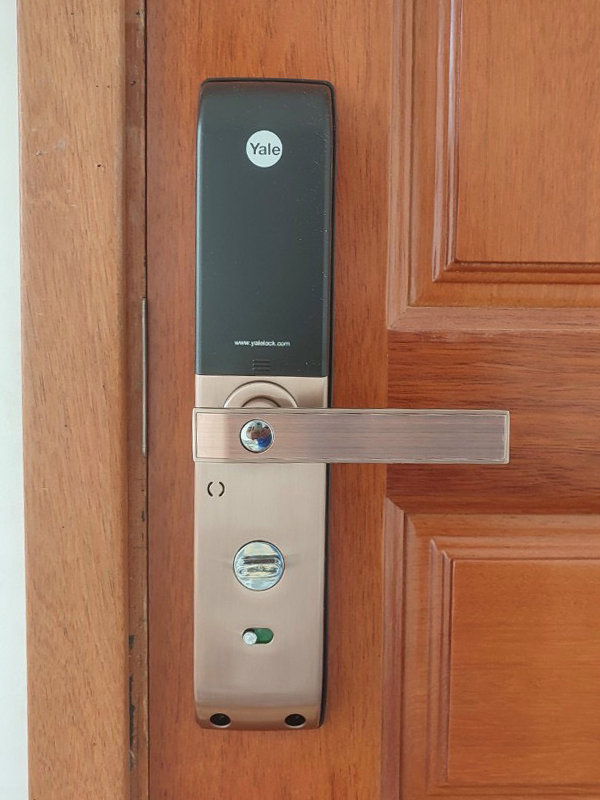 Khóa cửa vân tay Yale YDM-7116A