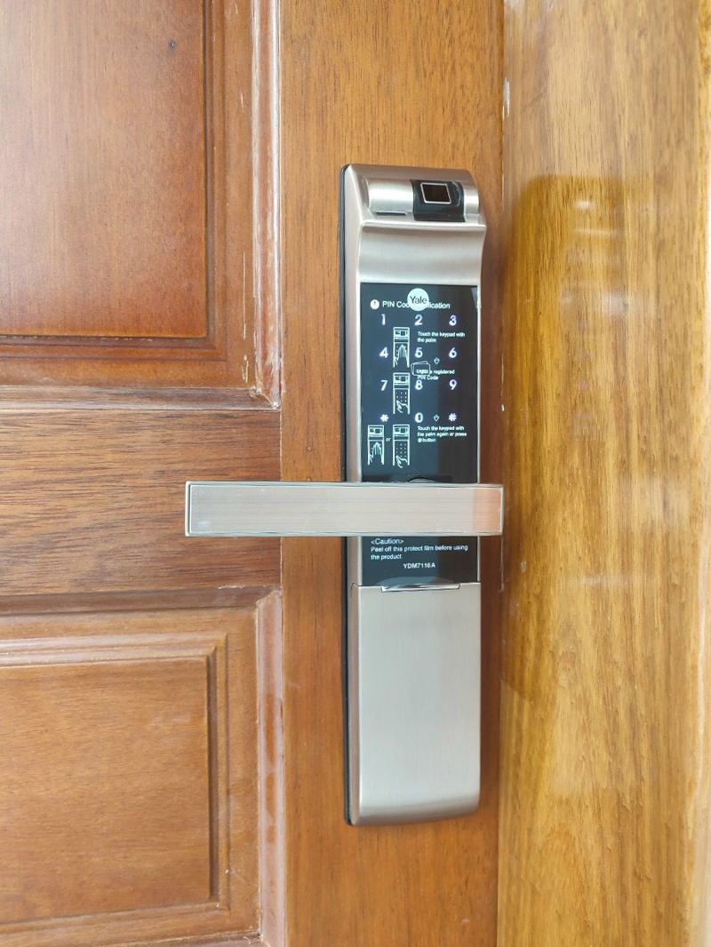 Khóa cửa vân tay Yale YDM-7116A